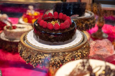 İtalya 'nın Milano kentindeki el sanatları fırınında kremalı ve meyveli İtalyan tatlılı pasta ve pastalar sergileniyor.