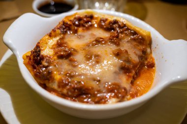 İtalya 'da öğle yemeği ya da akşam yemeği için geleneksel ilk yemek, etli lazanya bolonez ve beşamel sosu İtalyan restoranı Milan, İtalya' da servis edilir.