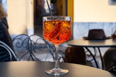 Aperol Spritz portakal suyu, likör, Prosecco köpüklü şarap, buz küpleri ve bir parça portakal, Bellagio, İtalya