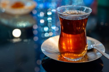 Türkiye 'nin İstanbul kentindeki restoranda geleneksel bardakta Türk tatlı çayı servis ediliyor.