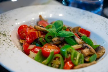 Vejetaryen yemekleri, Türk restoranında mezze, ızgara mantar, biber ve taze sebze salatası.