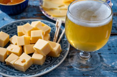 Peynir koleksiyonu, Hollanda 'da inek sütünden yapılmış olgun peynirler ve bir bardak beyaz bira.