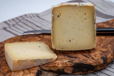 Bir parça sert Ciambella Trufilo peyniri İtalya 'nın Langa bölgesindeki Piedmontese inek sütünden yapılan mantarlı mantarla yapıldı.