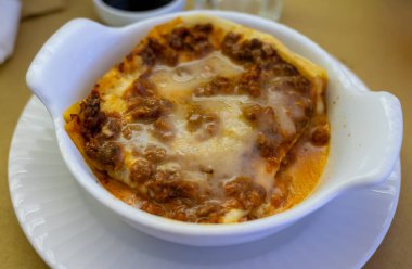 İtalya 'da öğle yemeği ya da akşam yemeği için geleneksel ilk yemek, etli lazanya bolonez ve beşamel sosu İtalyan restoranı Milan, İtalya' da servis edilir.