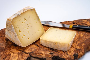 Bir parça sert Ciambella Trufilo peyniri İtalya 'nın Langa bölgesindeki Piedmontese inek sütünden yapılan mantarlı mantarla yapıldı.