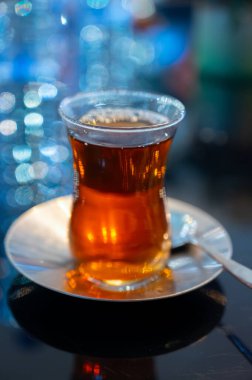 Türkiye 'nin İstanbul kentindeki restoranda geleneksel bardakta Türk tatlı çayı servis ediliyor.