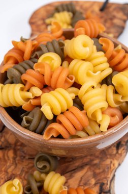 İtalya, Napoli 'den gelen geleneksel üç renkli İtalyan ev yapımı makarnası zeytin tahtasında.