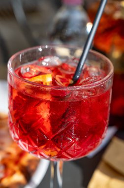 Spritz Campari, likör, Prosecco köpüklü şarap, buz küpleri ve bir parça portakallı kokteyl kokteyli, Milano, İtalya