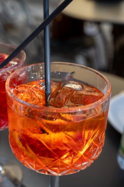 Aperol Spritz portakal suyu, likör, Prosecco köpüklü şarap, buz küpleri ve bir parça portakal, Bellagio, İtalya