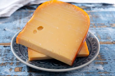 Peynir koleksiyonu, Hollanda 'da inek sütünden yapılmış ve yakın dilimlenmiş olgun Hollanda peyniri.