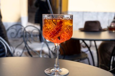 Aperol Spritz portakal suyu, likör, Prosecco köpüklü şarap, buz küpleri ve bir parça portakal, Bellagio, İtalya