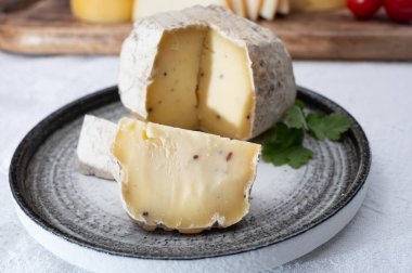 Siyah mantarlı İtalyan mantarlı sert peynirli trüf mantarı.