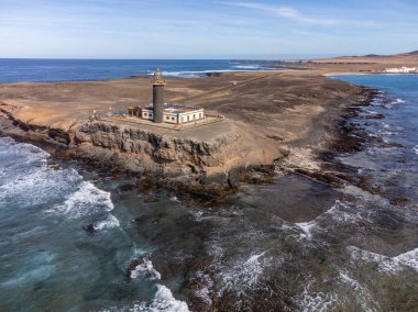 Punta de Jandia ve Fuerteventura adasının güney ucunda deniz feneri, sadece çakıl yolu ile ulaşılabilir, güneşli kış günü.