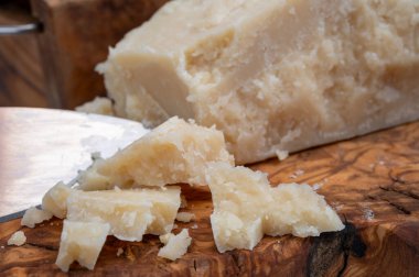 Geleneksel İtalyan yemekleri - Parmigiano-Reggiano, İtalya 'dan 24 aylık İtalyan parmesan peyniri mağaraları.
