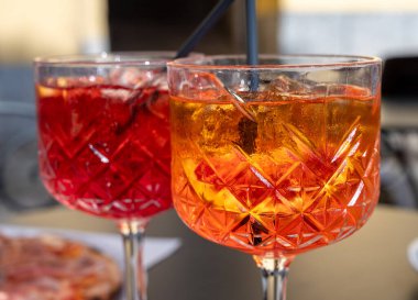 Aperol ve Campari Spritz portakal suyu. Likör, Prosecco köpüklü şarap, buz küpleri ve bir parça portakal, Bellagio, İtalya.
