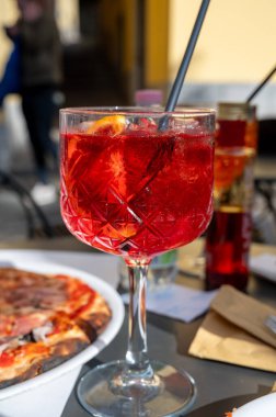 Spritz Campari, likör, Prosecco köpüklü şarap, buz küpleri ve bir parça portakallı kokteyl kokteyli, Milano, İtalya