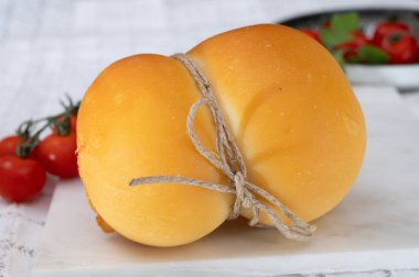 Peynir koleksiyonu, İtalyan peyniri scamorza, caciocavallo, Güney İtalya 'da inek sütünden yapılan provolone...