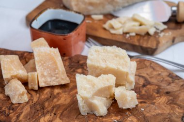 Parmigiano-Reggiano, İtalya 'dan İtalyan parmesan peyniri ve Modena' dan balsamico sirkesi tatları.