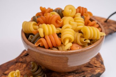 İtalya, Napoli 'den gelen geleneksel üç renkli İtalyan ev yapımı makarnası zeytin tahtasında.