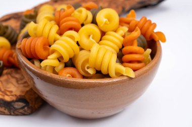 İtalya, Napoli 'den gelen geleneksel üç renkli İtalyan ev yapımı makarnası zeytin tahtasında.