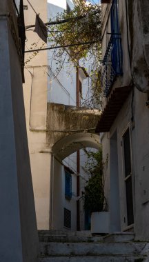 Orta çağ 'ın küçük turistik kasabası Sperlonga' da beyaz eski evler ve dar sokaklar, Latina, İtalya 'da tatil, kış