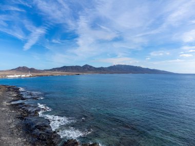 Punta de Jandia ve Fuerteventura adasının güney ucunda deniz feneri, sadece çakıl yolu ile ulaşılabilir, güneşli kış günü.