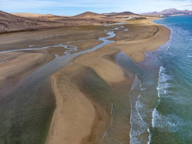 Kumlu kumulların ve Sotavento sahilinin mavi turkuaz suyunun hava manzarası, Costa Calma, Fuerteventura, Kanarya adaları, İspanya kışın