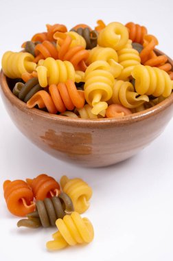 İtalya, Napoli 'den gelen geleneksel üç renkli İtalyan ev yapımı makarnası zeytin tahtasında.