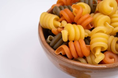 İtalya, Napoli 'den gelen geleneksel üç renkli İtalyan ev yapımı makarnası zeytin tahtasında.