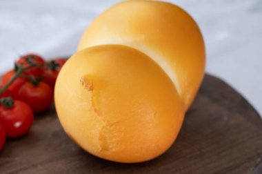 Peynir koleksiyonu, İtalyan peyniri scamorza, caciocavallo, Güney İtalya 'da inek sütünden yapılan provolone...