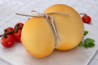 Peynir koleksiyonu, İtalyan peyniri scamorza, caciocavallo, Güney İtalya 'da inek sütünden yapılan provolone...