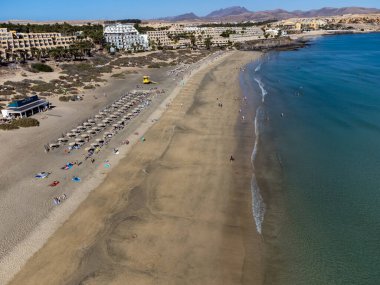 Kumlu kum tepeleri, sahil ve Costa Calma, Fuerteventura, Kanarya adaları, İspanya kışın güneşli kış günü