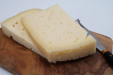 İtalya, Asiago 'da üretilen taze Asiago inek sütü peyniri. Yaşına göre farklı dokular. Panini, sandviç ve çeşitli yemeklerde kullanılıyor.