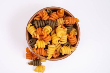 Geleneksel renkli üç renkli İtalyan ev yapımı makarna Napoli, İtalya 'dan zeytin tahtası üzerinde fotokopi alanı