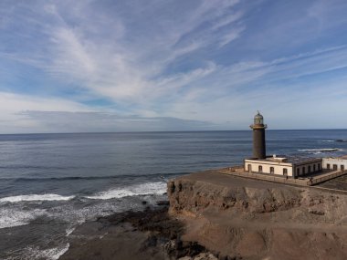 Punta de Jandia ve Fuerteventura adasının güney ucunda deniz feneri, sadece çakıl yolu ile ulaşılabilir, güneşli kış günü.
