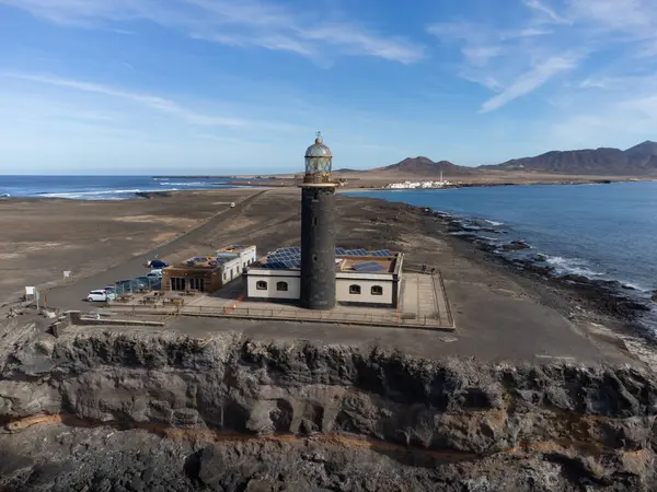 Punta de Jandia ve Fuerteventura adasının güney ucunda deniz feneri, sadece çakıl yolu ile ulaşılabilir, güneşli kış günü.