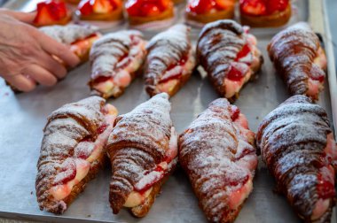 Fransız mutfağı, fırında pişmiş çilekli kruvasan kremalı ve fırında taze meyve.