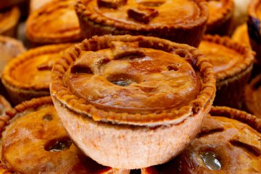 Taze pişmiş etli turtalar, İngiliz çörekleri, dükkanda sergilenen atıştırmalıklar.