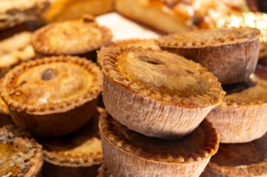 Taze pişmiş etli turtalar, İngiliz hamur işleri, Londra 'da sergilenen atıştırmalıklar.