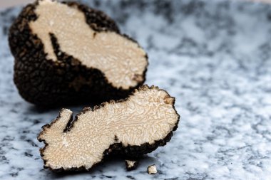 İtalyan siyah yaz trüf mantarı, lezzetli aromatik mantar, gurme mutfağı, kapat.