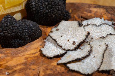 İtalyan siyah mantarlı vejetaryen makarna pişiriyorum. Lezzetli aromatik mantar, kapat.