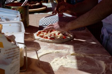 Taze İtalyan pizzası, Portobello 'daki sokak yemekhanesi Cumartesi günü, Londra, İngiltere.