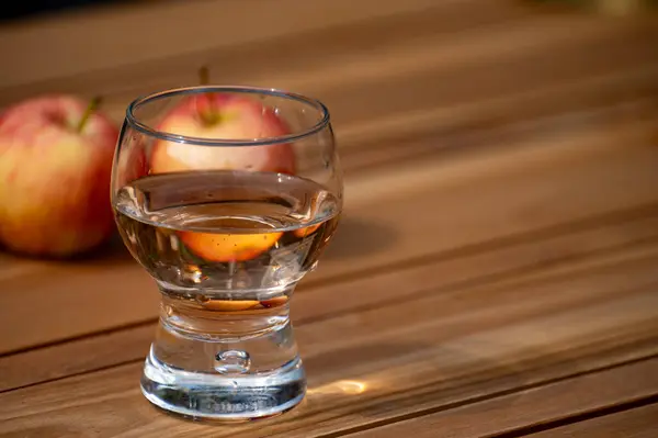 stock image Brut apple cider from Betuwe, Gelderland, in glass on wooden table, apple cider production in Netherlands