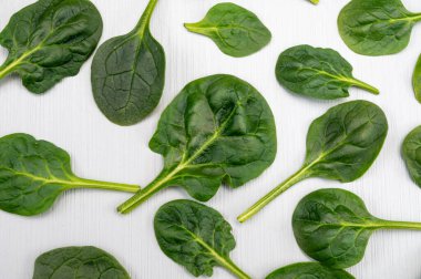 Taze yeşil bebek ıspanak yaprakları, diyet ve sağlıklı gıda konsepti, kilo kaybı, ıspanak arkaplan manzarası