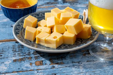 Peynir koleksiyonu, Hollanda 'da inek sütünden yapılmış olgun peynirler ve bir bardak beyaz bira.