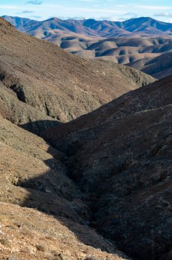 Gözlem noktası Fuerteventura, Kanarya Adaları, İspanya, Betancuria 'nın renkli bazal tepeleri ve Massif Dağları' nın panoramik manzarası