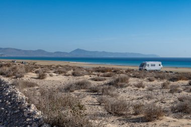 Kum tepeleri ve Sotavento sahilinin mavi turkuaz suyu, Costa Calma, Fuerteventura, Kanarya adaları, İspanya kışın karavan araba tatili