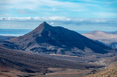 Gözlem noktası Fuerteventura, Kanarya Adaları, İspanya, Betancuria 'nın renkli bazal tepeleri ve Massif Dağları' nın panoramik manzarası