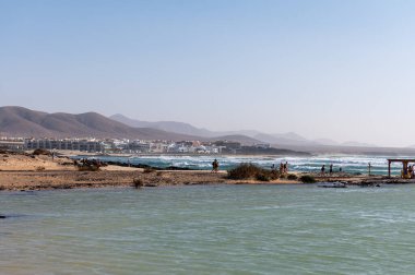 Fuerteventura adasının batı kıyısında. El Cotillo turistik köyünde kış ve güneş tatili, Kanarya adaları, İspanya 'da beyaz kumlu sahil La Concha.