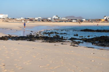Fuerteventura adasının batı kıyısında. El Cotillo turistik köyünde kış ve güneş tatili, Kanarya adaları, İspanya 'da beyaz kumlu sahil La Concha.